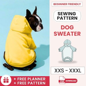 Op de afbeelding: Een gele hondentrui met een capuchon, getoond op een Boston Terrier. Het patroon is verkrijgbaar in de maten XXS tot XXXL. De afbeelding bevat de tekst "Beginner Friendly", "Sewing Pattern", "Dog Sweater", "XXS - XXXL", "PDF Download", "+ FREE PLANNER", en "+ FREE PATTERN".