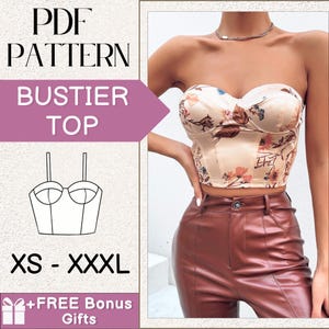Puede incluir: Un patrón PDF para un top bustier con estampado floral. El patrón está disponible en tallas XS a XXXL. La imagen también muestra a una modelo usando un top similar con una falda de cuero marrón.