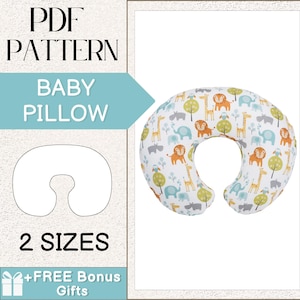 Puede incluir: Patrón PDF para una almohada de bebé. El patrón incluye dos tamaños y presenta un fondo blanco con un estampado de animales de colores. El texto "PDF PATTERN BABY PILLOW 2 SIZES +FREE Bonus Gifts" se muestra en la imagen.