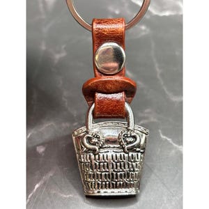 Portachiavi a forma di cuore Brighton con cinturino in pelle marrone e tonalità argento. immagine 3