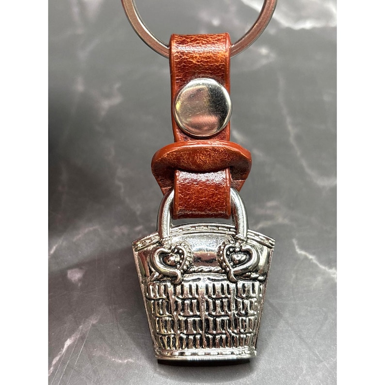 Portachiavi a forma di cuore Brighton con cinturino in pelle marrone e tonalità argento. immagine 3