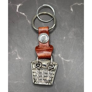 Portachiavi a forma di cuore Brighton con cinturino in pelle marrone e tonalità argento. immagine 2