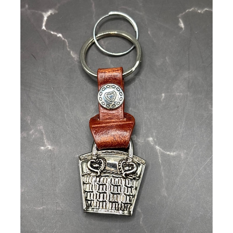 Portachiavi a forma di cuore Brighton con cinturino in pelle marrone e tonalità argento. immagine 2