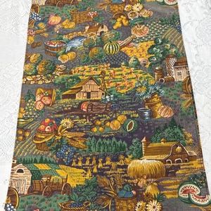 Puede incluir: Un camino de mesa colorido con un tema de granja. El camino de mesa presenta una variedad de frutas, verduras y animales de granja, incluyendo un granero, un molino de viento y un carro. El fondo es un mosaico de verde, marrón y amarillo.