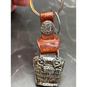 Portachiavi a forma di cuore Brighton con cinturino in pelle marrone e tonalità argento. immagine 5