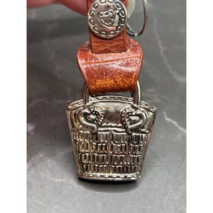 Portachiavi a forma di cuore Brighton con cinturino in pelle marrone e tonalità argento. immagine 4