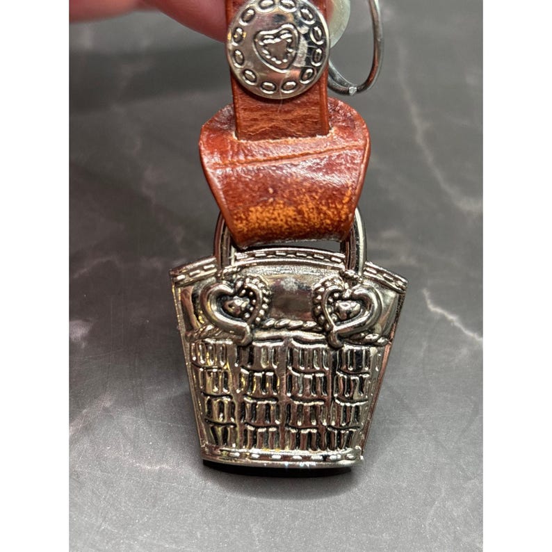 Portachiavi a forma di cuore Brighton con cinturino in pelle marrone e tonalità argento. immagine 4