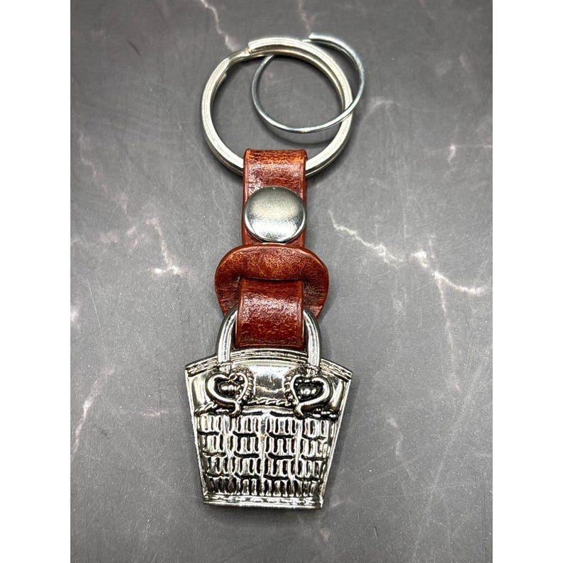 Portachiavi a forma di cuore Brighton con cinturino in pelle marrone e tonalità argento. immagine 1
