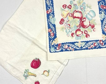 Könnte beinhalten: Zwei weiße Baumwoll-Geschirrtücher mit gestickten Fruchtmotiven. Ein Handtuch zeigt einen bunten Obstkorb mit blauem Rand. Das andere Handtuch hat eine rote Tomate, eine weiße Rübe, einen grünen Selleriestiel und einen roten Rettich.
