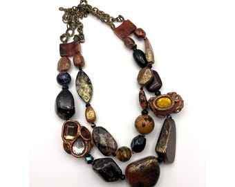 Collar de doble capa estilo boho-chic con piedras de imitación de lucita y detalles gruesos de CHICOS. Joyería de moda.