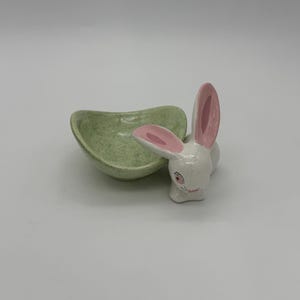 Puede incluir: Un juego de tres tazas de cerámica con un acabado moteado y mate. Las tazas son de color crema, gris claro y gris oscuro. Cada taza tiene un diseño simple y minimalista y un asa redondeada.