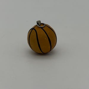 Lampada vintage anni '80 per ventilatore a soffitto, con luce a forma di pallone da basket, ornamento a tema sportivo.