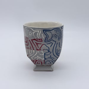 Vaso/fioriera vintage in argilla rossa, bianca e blu, firmato.
