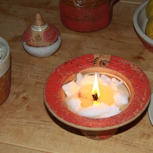 Schmelzfeuer für Kerzenreste in Dekor Granatapfel. Mit dem Baumwolldocht kann jedes Wachs eingeschmolzen werden.