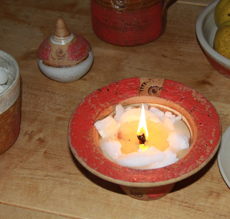 Schmelzfeuer für Kerzenreste in Dekor Granatapfel. Mit dem Baumwolldocht kann jedes Wachs eingeschmolzen werden.