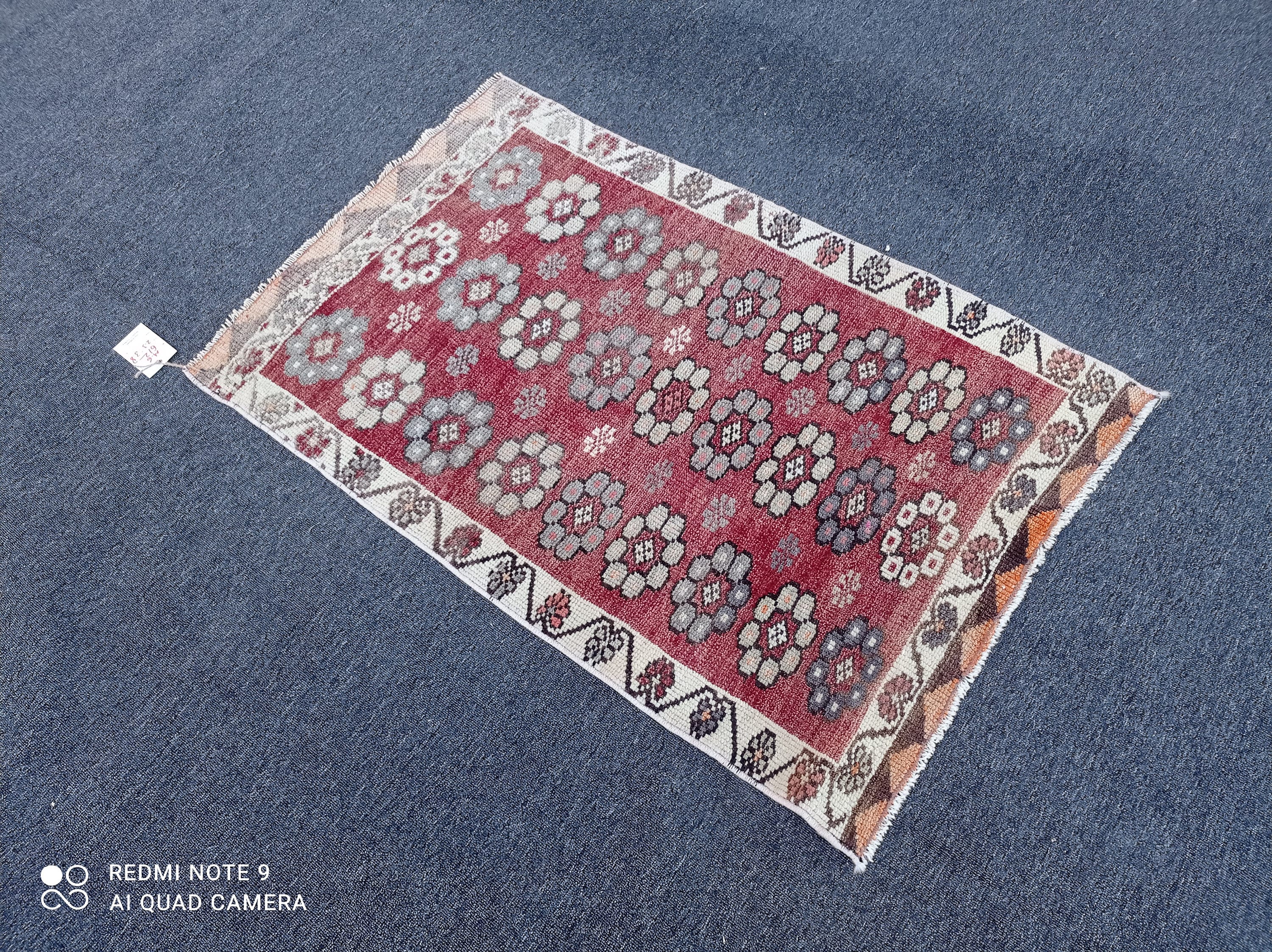 レッドアナトリアンエリアラグ：2.5x3.8インチのヴィンテージトルコ