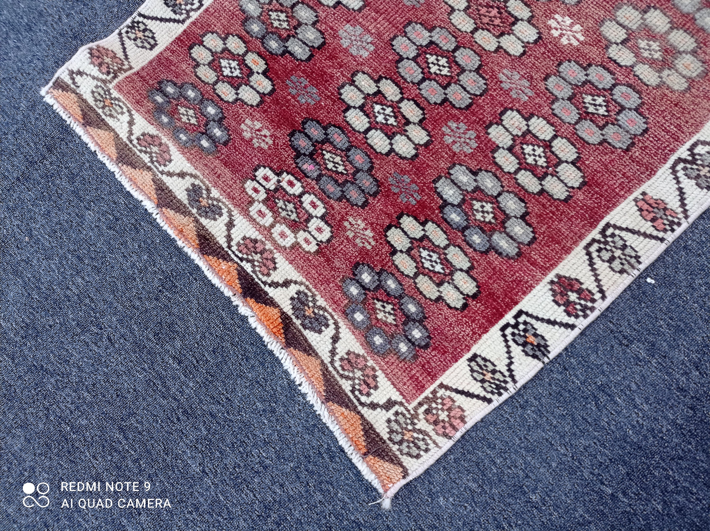 レッドアナトリアンエリアラグ：2.5x3.8インチのヴィンテージトルコ