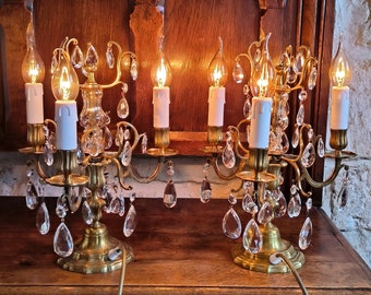Absolutamente impresionante par de lámparas de mesa/candelabros de cristal vintage, franceses, de bronce macizo, de 3 posiciones. Alrededor de los años 50/60