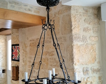Splendido lampadario antico, francese, in ferro battuto, fatto a mano, 5 posizioni, in stile gotico, medievale. Verso la fine del 1800