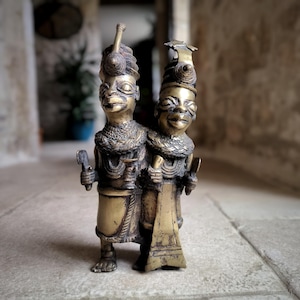 Escultura de bronce macizo de la pareja real de Benín, Bini Edo, de África occidental, antigua y rara. Finales del siglo XIX y principios del siglo XX