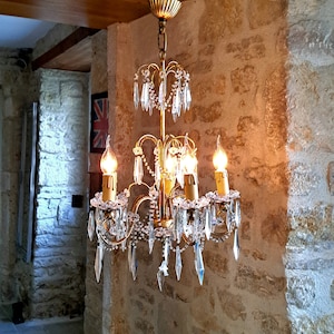 Absolument beau, petit lustre vintage à 5 branches de style rococo, suspendu avec des cristaux et des maillons de chaîne en cristal. Vers les années 40/50