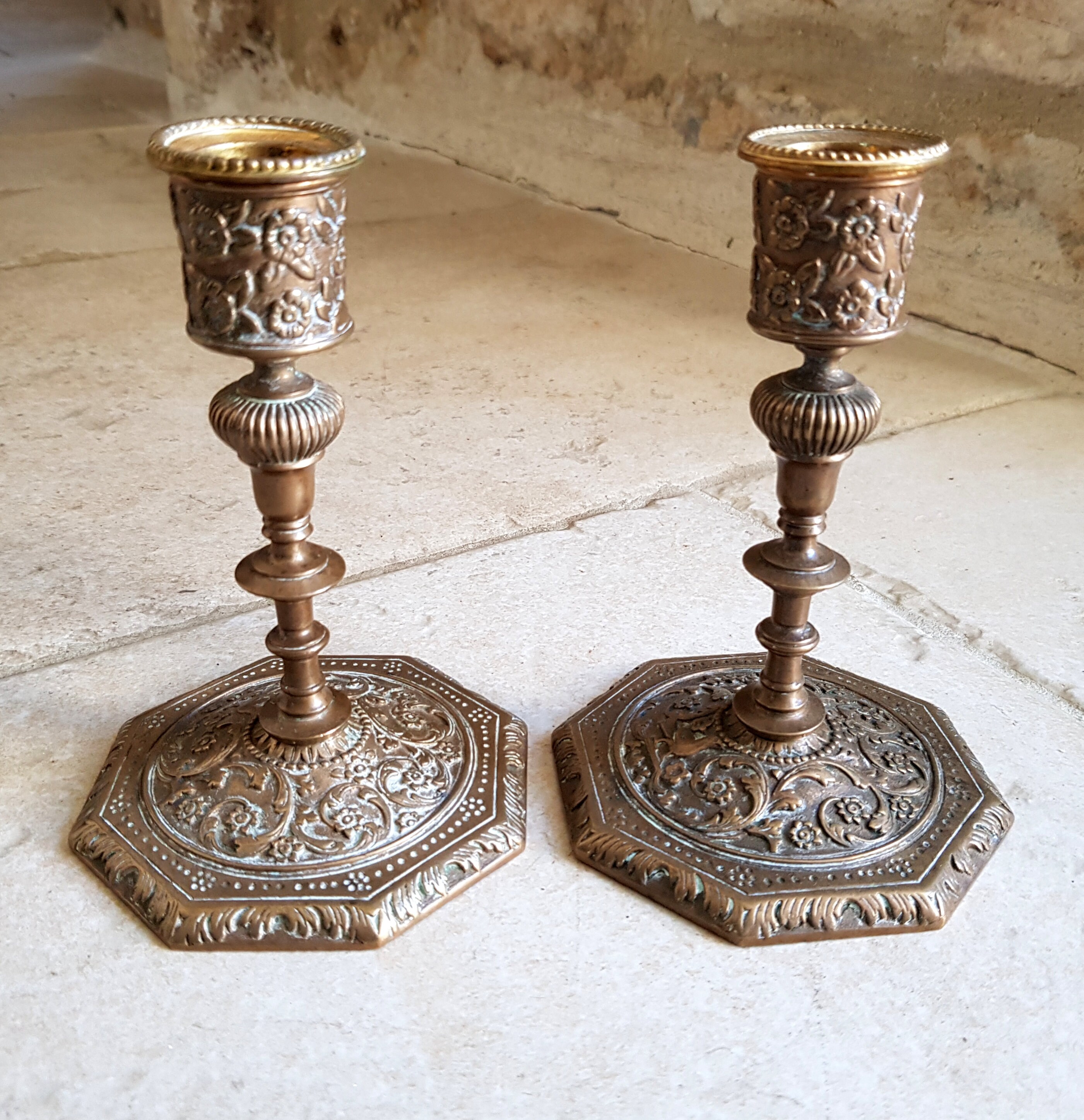 Très Belle Paire de Petits Chandeliers Bureau Ornés Français Bronze