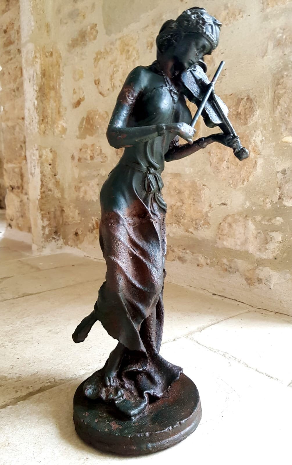 Belle Figurine de Jardin Peinte en Fonte Vintage Français Représentant Une Femme Jouant Du Violon