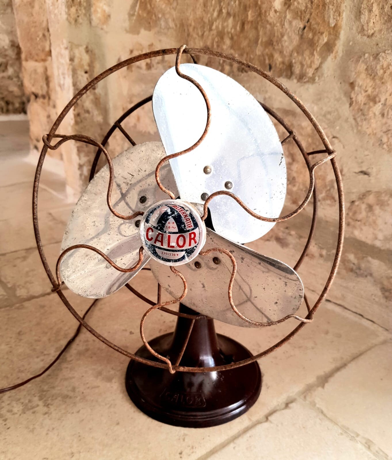 Beau, Vintage, Français, Pivotant, Ventilateur de Bureau en Magnifique Bakélite Bordeaux, Fabriqué P