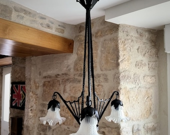 Magnifique lustre ancien français en fer forgé, de style gothique médiéval, en forme d'aile de chauve-souris. Rare et de fabrication artisanale. Circa 1920/30.