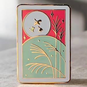 AUGUST Koi-Koi Hanafuda Karte-Stil niedlicher Hard Enamel Pin - Gold Japanischer Emaille Pin, Anime Pin, süße Tier Stifte, Pastell Emaille Pin