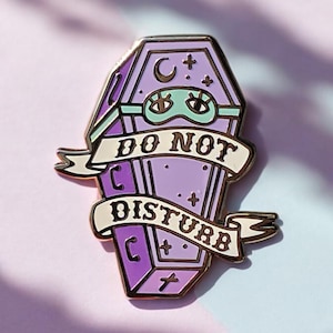 Nap Time Sleepy Coffin Hard Enamel Pin - Épingle punk effrayante mignonne, épingle goth pastel, épingle émaillée mignonne effrayante