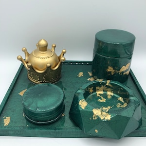 Conjunto de bandejas de enrolar personalizadas | Feito à mão com moedor, jarra de armazenamento, cinzeiro e figura exclusiva | Nome: Emerald Emperor | Presente personalizado para fumantes