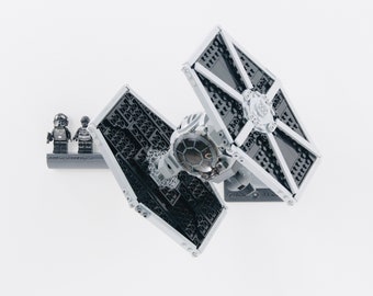 LEGO インペリアル TIE ファイター 75300 スターウォーズ用調節可能な壁掛けマウント (ディスプレイ ソリューション スタンド)