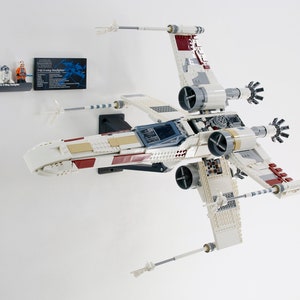 Supporto da parete (1) per LEGO X-Wing Starfighter 75355 UCS Star Wars (con adattatori di correzione dell&#39;abbassamento delle ali)