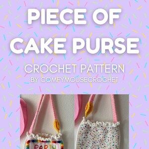 Pode incluir: Um padrão de crochê para uma "Piece of Cake Purse" é exibido, apresentando duas pequenas bolsas feitas à mão. Uma bolsa tem "Party Tim" bordado. As bolsas são brancas com detalhes coloridos e alças rosa. O fundo é roxo claro com granulado colorido.