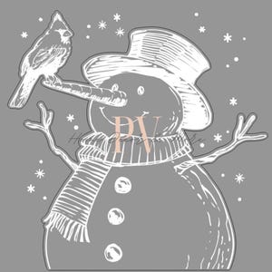 Könnte beinhalten: Schwarz-Weiß-Illustration eines Schneemanns mit Zylinder und Schal, mit einem Vogel auf der Nase. Das Bild enthält Schneeflocken und erzeugt eine winterliche Szene. Der Schneemann hat Zweigarme.