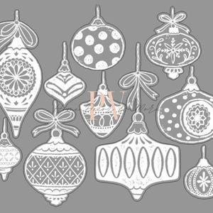 Könnte beinhalten: Eine Sammlung weißer Weihnachtsschmuck-Designs auf grauem Hintergrund. Die Ornamente weisen verschiedene Formen und Muster auf, darunter Punkte, florale Designs und Schleifen. Die Ornamente sind mit einem strukturierten, Used-Look-Effekt umrandet.