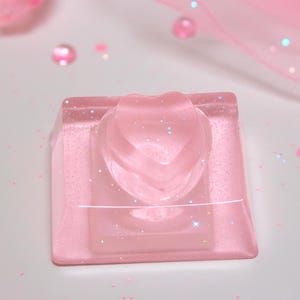 Peut inclure: Panneau en bois rustique avec l'inscription "Welcome to our home" dans un style manuscrit. Le panneau présente une finition vieillie et un design simple et accueillant, idéal pour un porche ou une entrée.