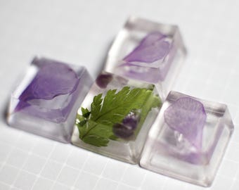 WASD Tastenkappen Set | 4 handgefertigte Schlüssel Kappen mit Amethyst und echten Blumen