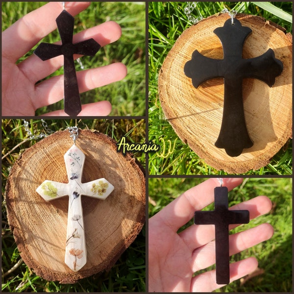 Différents collier croix résine époxy et Fimo, fleurs et gothique