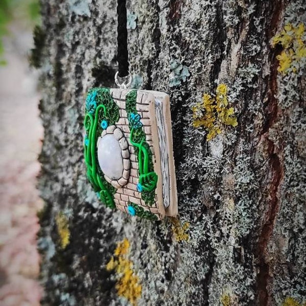 Ruined house / mansion book pendant and its protective moonstone/Pendentif livre maison/manoir en ruine et sa pierre de lune protectrice