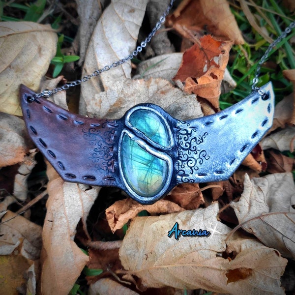 Collier totem batarang chauve souris labradorite