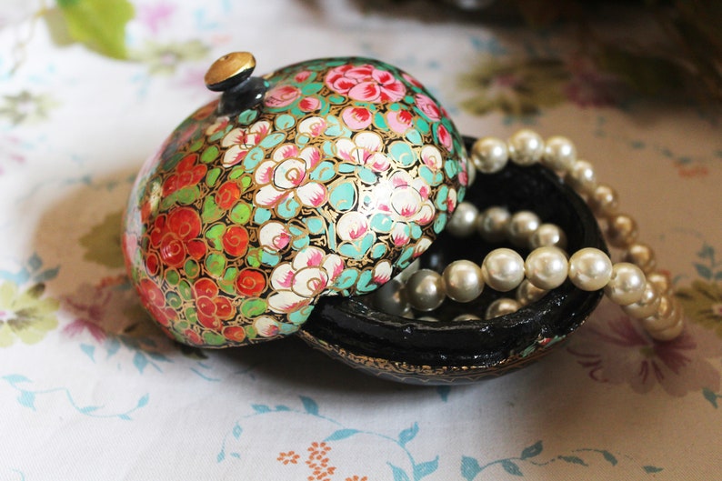 Handcrafted Kashmiri Paper Mache Boxes: Exquisite Artistry from India image 2