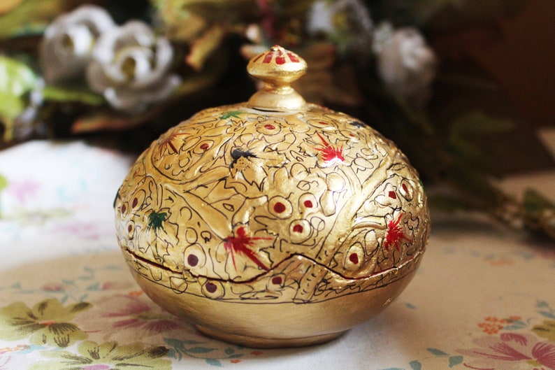 Handcrafted Kashmiri Paper Mache Boxes: Exquisite Artistry from India image 3