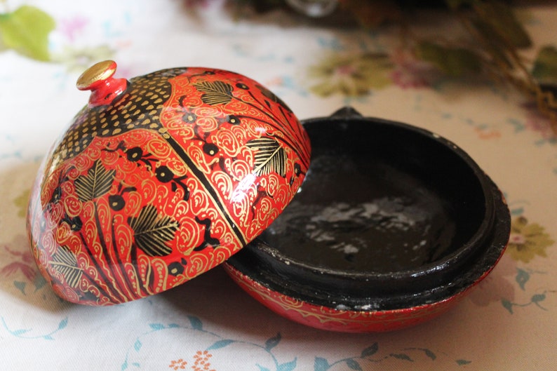 Handcrafted Kashmiri Paper Mache Boxes: Exquisite Artistry from India image 5