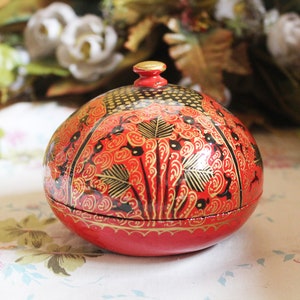 Handcrafted Kashmiri Paper Mache Boxes: Exquisite Artistry from India image 7