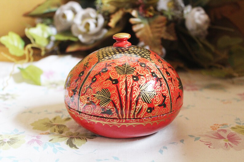 Handcrafted Kashmiri Paper Mache Boxes: Exquisite Artistry from India image 7