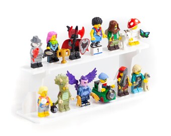 以下が含まれることがあります： 白い棚に飾られた、カラフルなレゴのミニフィギュアのコレクション。悪魔、キノコ、ドラゴンなど、さまざまなキャラクターを表しています。トロフィー、盾、数字10の入ったバッグなどのアクセサリーを持っているフィギュアもあります。