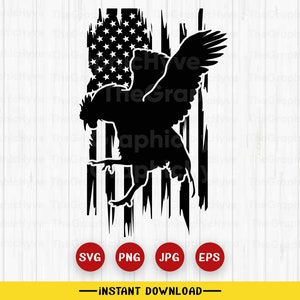 Può includere: Silhouette nera di un gallo con le ali spiegate, sovrapposta a una bandiera americana usurata. La bandiera è in bianco e nero con un aspetto usurato. L'immagine è disponibile per il download digitale nei formati SVG, PNG, JPG ed EPS.