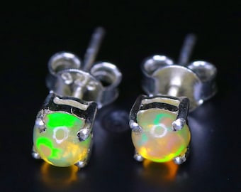 Delicati orecchini a bottone semplici in argento 925 con opale rotondo, gioielli in opale fatti a mano, regalo di nozze per lei